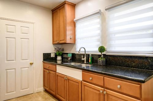 Near LA Cozy Home with Full Kitchen & Laundry in East Los Angeles Near LA Cozy Home with Full Kitchen & Laundry in East Los Angeles