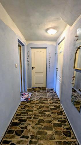 Bejárat, The Dolphin's House in Varvara Bejárat, The Dolphin's House in Varvara