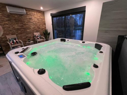 Le Poirier au Roi, Villa avec Piscine, Jacuzzi, Parc, Etang et calme in سانت-ايلير-دي-كور Le Poirier au Roi, Villa avec Piscine, Jacuzzi, Parc, Etang et calme in سانت-ايلير-دي-كور