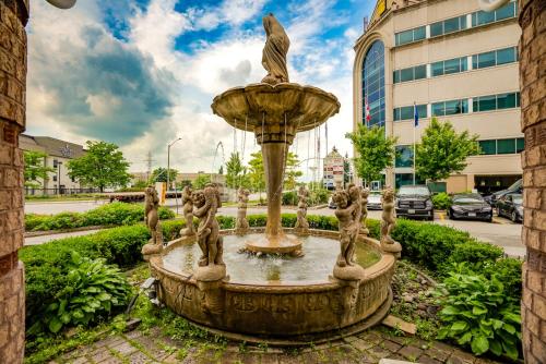 Exterior view, Monte Carlo Inn Airport Suites in Mississauga (ON) Exterior view, Monte Carlo Inn Airport Suites in Mississauga (ON)