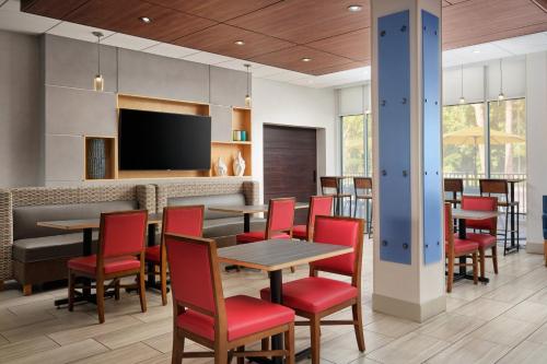 طعام و مشروبات, Holiday Inn Express And Suites Brunswick By IHG in برونسويك طعام و مشروبات, Holiday Inn Express And Suites Brunswick By IHG in برونسويك