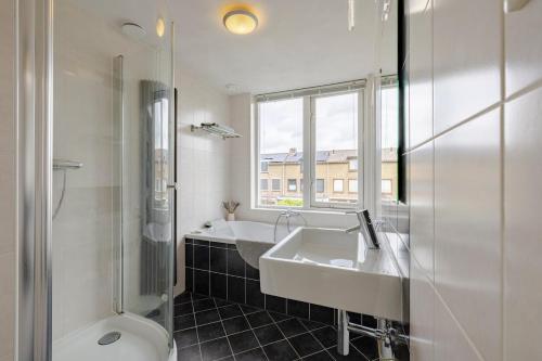 Shower, Family home in Haarlem with garden, near beach & Amsterdam in Sinnevelt Shower, Family home in Haarlem with garden, near beach & Amsterdam in Sinnevelt