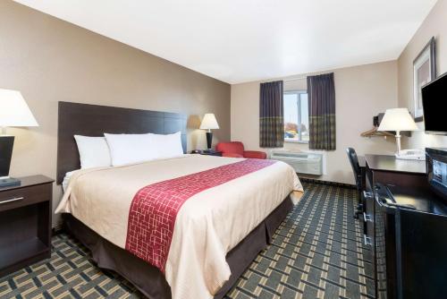 Super 8 By Wyndham Springfield East in Springfield City Center Super 8 By Wyndham Springfield East in Springfield City Center