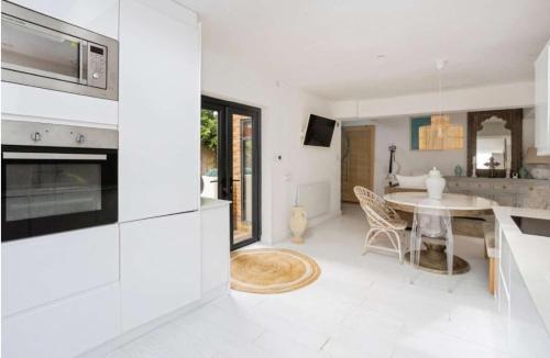 Konyha, Modern Retreat in Kent Countryside in Horsmonden Konyha, Modern Retreat in Kent Countryside in Horsmonden