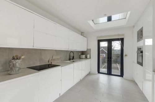 Konyha, Modern Retreat in Kent Countryside in Horsmonden Konyha, Modern Retreat in Kent Countryside in Horsmonden