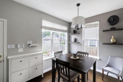 Indy Gem, Mins from Downtown with Hot Tub near พิพิธภัณฑ์เด็กอินเดียน่าโพลิส Indy Gem, Mins from Downtown with Hot Tub near พิพิธภัณฑ์เด็กอินเดียน่าโพลิส