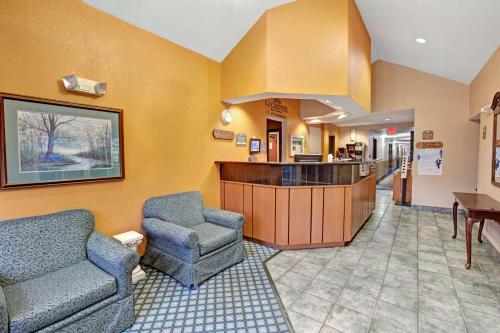 Lobby, Microtel Inn & Suites by Wyndham Gatlinburg near Big Daddy's Pizzeria Lobby, Microtel Inn & Suites by Wyndham Gatlinburg near Big Daddy's Pizzeria