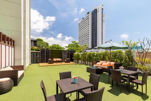 Zwembad, Movenpick Suriwongse Chiang Mai in Nacht bazaar Zwembad, Movenpick Suriwongse Chiang Mai in Nacht bazaar