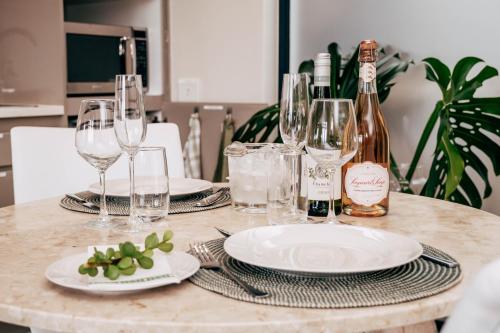 Makanan dan Minuman, The Gallery, Luxury Apartment 209, Knysna Waterfront, Stay Knysna in Knysna Central Makanan dan Minuman, The Gallery, Luxury Apartment 209, Knysna Waterfront, Stay Knysna in Knysna Central