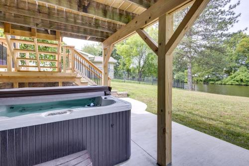 Lakefront Family Home 13 Mi From Gateway Arch! in Pontoon Beach (IL) Lakefront Family Home 13 Mi From Gateway Arch! in Pontoon Beach (IL)