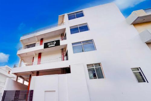 Entrance, Hotel O Faizabad Road Opp BBD University in Semra Entrance, Hotel O Faizabad Road Opp BBD University in Semra