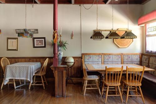 Historic Inn vacation Rental in Port Albert (ON) Historic Inn vacation Rental in Port Albert (ON)