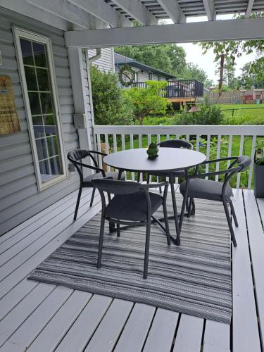 Eten en drinken, Carrousel Bed & Breakfast in Cayuga (ON) Eten en drinken, Carrousel Bed & Breakfast in Cayuga (ON)