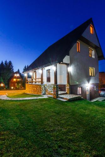 Exterior view, Hostel Highlander in Zabljak Exterior view, Hostel Highlander in Zabljak