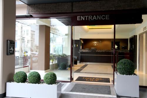 Entrance, Lily Hotel in West Kensington Entrance, Lily Hotel in West Kensington