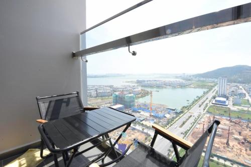 wspólne pomieszczenie/salon TV, ICON40 Ha Long Luxury Apart in Hạ Long wspólne pomieszczenie/salon TV, ICON40 Ha Long Luxury Apart in Hạ Long