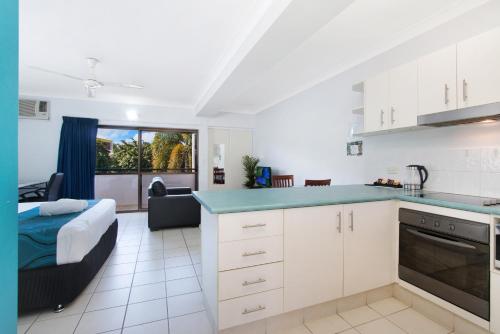 Kitchen, Cairns City Palms in Cairns Kitchen, Cairns City Palms in Cairns