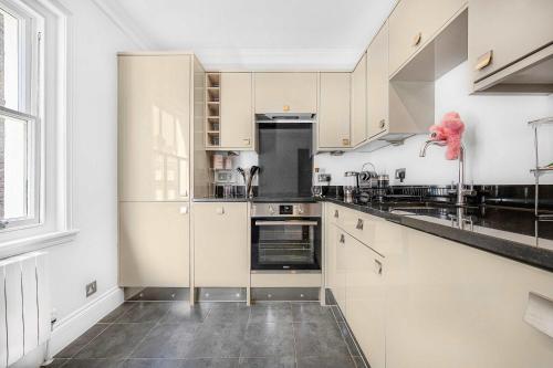 A Scholar's Gallery - Bloomsbury - by Frankie Says in Моффат A Scholar's Gallery - Bloomsbury - by Frankie Says in Моффат