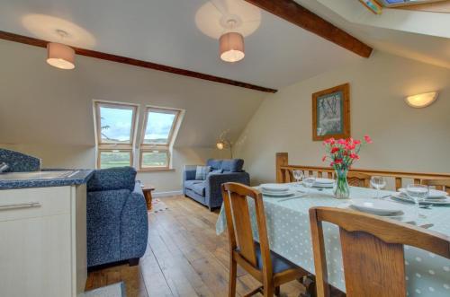 Instalaciones, Ty Wennol in Machynlleth Instalaciones, Ty Wennol in Machynlleth