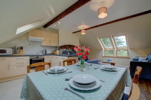 Instalaciones, Ty Wennol in Machynlleth Instalaciones, Ty Wennol in Machynlleth