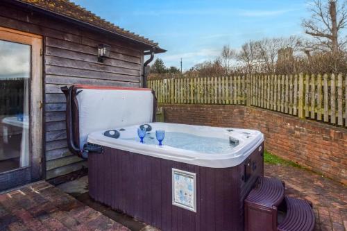 Παροχές, The Old Cowshed in Τεντέρντεν Παροχές, The Old Cowshed in Τεντέρντεν