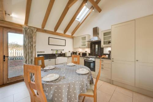 Παροχές, The Old Cowshed in Τεντέρντεν Παροχές, The Old Cowshed in Τεντέρντεν