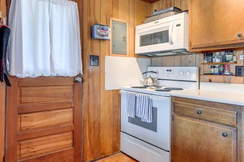 Dock and Rowboat Beechnut Bungalow on Keuka Lake in Кеука Парк (Нью-Йорк) Dock and Rowboat Beechnut Bungalow on Keuka Lake in Кеука Парк (Нью-Йорк)