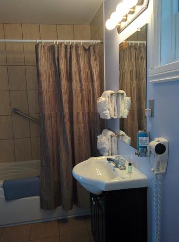 This photo about Motel les Pins shared on HyHotel.com