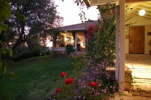 Entrance, Ojai Retreat & Inn in Ojai (CA) Entrance, Ojai Retreat & Inn in Ojai (CA)