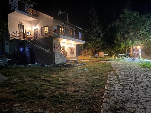 Το σαλέ της λίμνης (Το σαλε της λιμνης) in Kalyvia Fylaktis Το σαλέ της λίμνης (Το σαλε της λιμνης) in Kalyvia Fylaktis