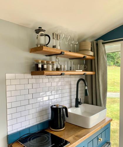 Létesítmények, Tower Farm Holidays - Shepherd's Huts in Llangollen Létesítmények, Tower Farm Holidays - Shepherd's Huts in Llangollen