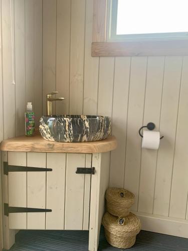 Fürdőszoba, Tower Farm Holidays - Shepherd's Huts in Llangollen Fürdőszoba, Tower Farm Holidays - Shepherd's Huts in Llangollen