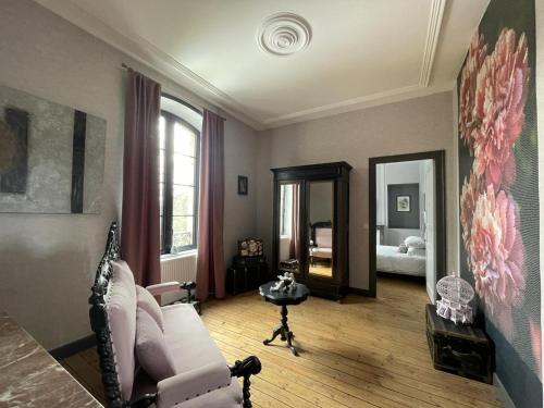 La gare aux oiseaux in Oradour-sur-Vayres La gare aux oiseaux in Oradour-sur-Vayres