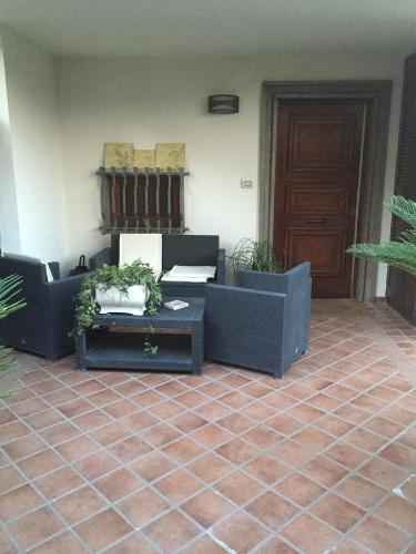 Entrance, La Maison Blanche in Rome Suburbs Entrance, La Maison Blanche in Rome Suburbs