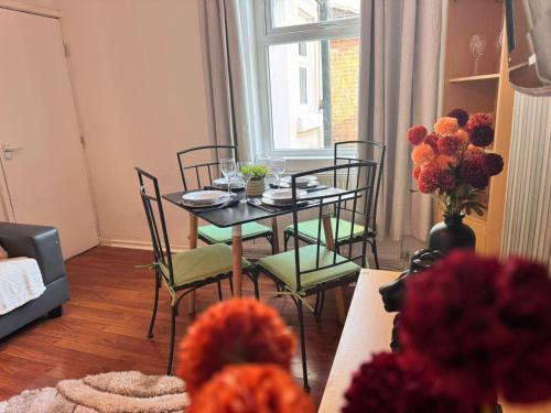 Room 2 Shared House 10 min from Center in Toxteth Room 2 Shared House 10 min from Center in Toxteth