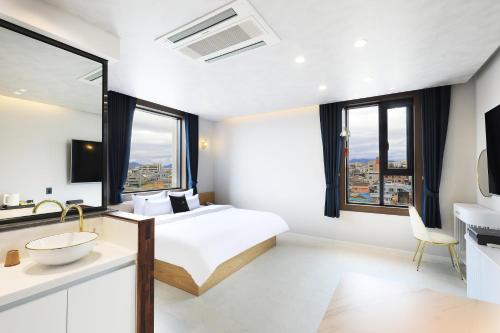 Chuncheon Intro Tourist Hotel in Toegye-dong Chuncheon Intro Tourist Hotel in Toegye-dong