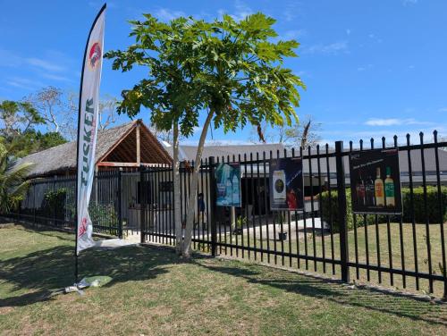 Backpackers in Paradise in Efate Backpackers in Paradise in Efate