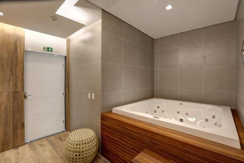 Bañera de hidromasaje, Comfort Hotel Guarulhos Airport in Guarulhos Bañera de hidromasaje, Comfort Hotel Guarulhos Airport in Guarulhos
