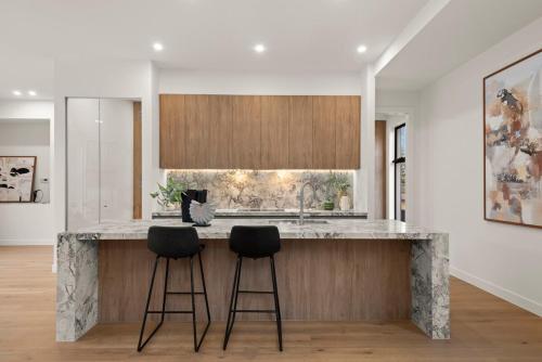 Modern Luxury Retreat With Pool in Balwyn Modern Luxury Retreat With Pool in Balwyn