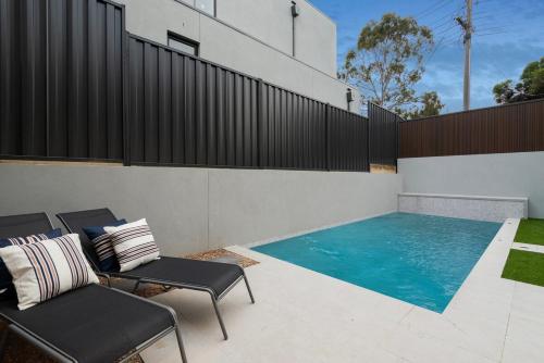 Modern Luxury Retreat With Pool in Balwyn Modern Luxury Retreat With Pool in Balwyn