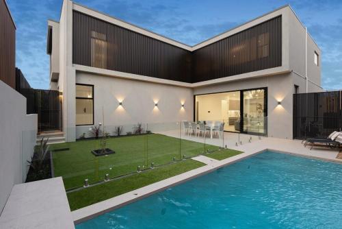 Modern Luxury Retreat With Pool in Balwyn Modern Luxury Retreat With Pool in Balwyn