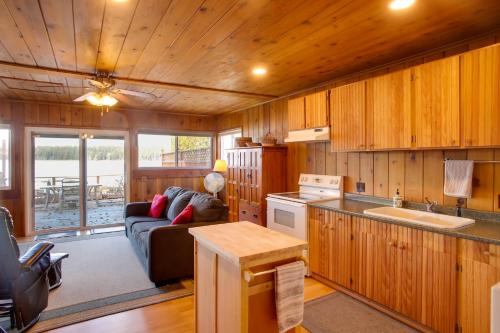 Charming Lakefront Cabin with Deck and Fire Pit! in Blanchard (ID) Charming Lakefront Cabin with Deck and Fire Pit! in Blanchard (ID)