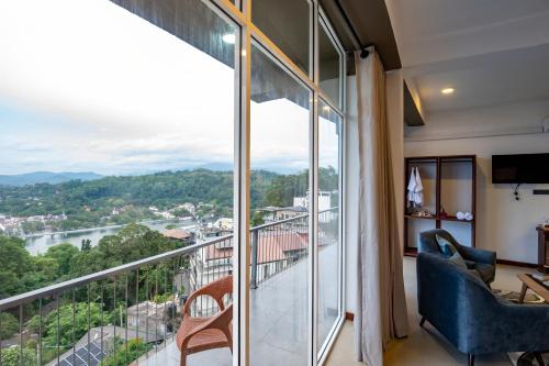 360 Viewpoint by Queens Mount in Kandis 360 Viewpoint by Queens Mount in Kandis