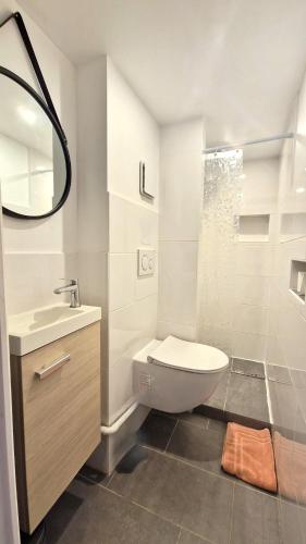 Bathroom, Le saint Paul in Route de Lyons la Foret Bathroom, Le saint Paul in Route de Lyons la Foret