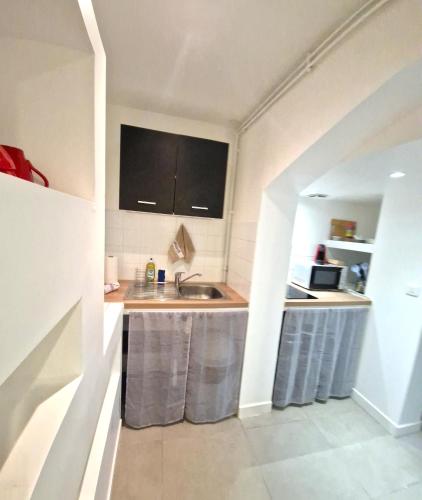 Kitchen, Le saint Paul in Route de Lyons la Foret Kitchen, Le saint Paul in Route de Lyons la Foret