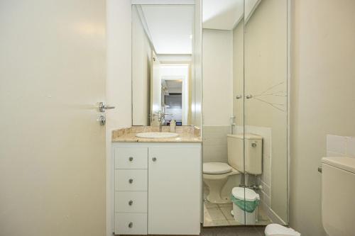 Bathroom, Rj02 LEBLON!Ap 2 quartos/garagem 400m da praia! in Leblon Bathroom, Rj02 LEBLON!Ap 2 quartos/garagem 400m da praia! in Leblon