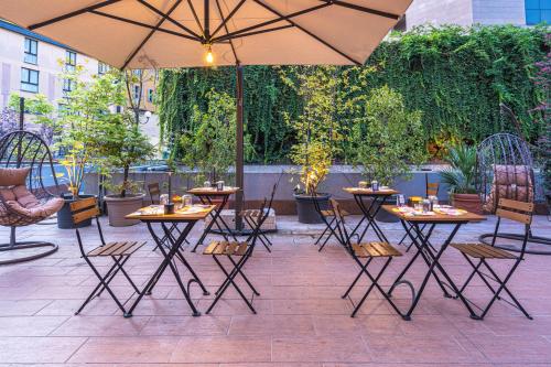 Balcony/terrace, Leonardo Hotel Milan City Center in Milan Balcony/terrace, Leonardo Hotel Milan City Center in Milan