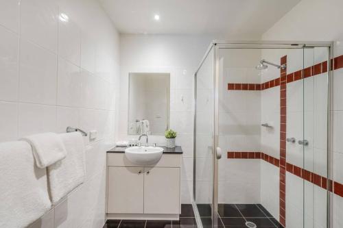 douche, Spacious 2 Brm City-side in Turner douche, Spacious 2 Brm City-side in Turner