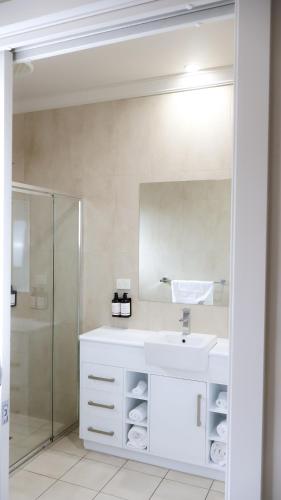 Bathroom, Renmark Holiday Apartments in Renmark Bathroom, Renmark Holiday Apartments in Renmark