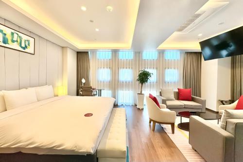 Ramada Encore by Wyndham Busan Station in Busan Ramada Encore by Wyndham Busan Station in Busan